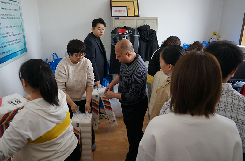 九游会老哥发放劳动节生活用品