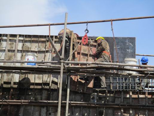 坤泥河边旌旗扬 水利英豪斗志坚